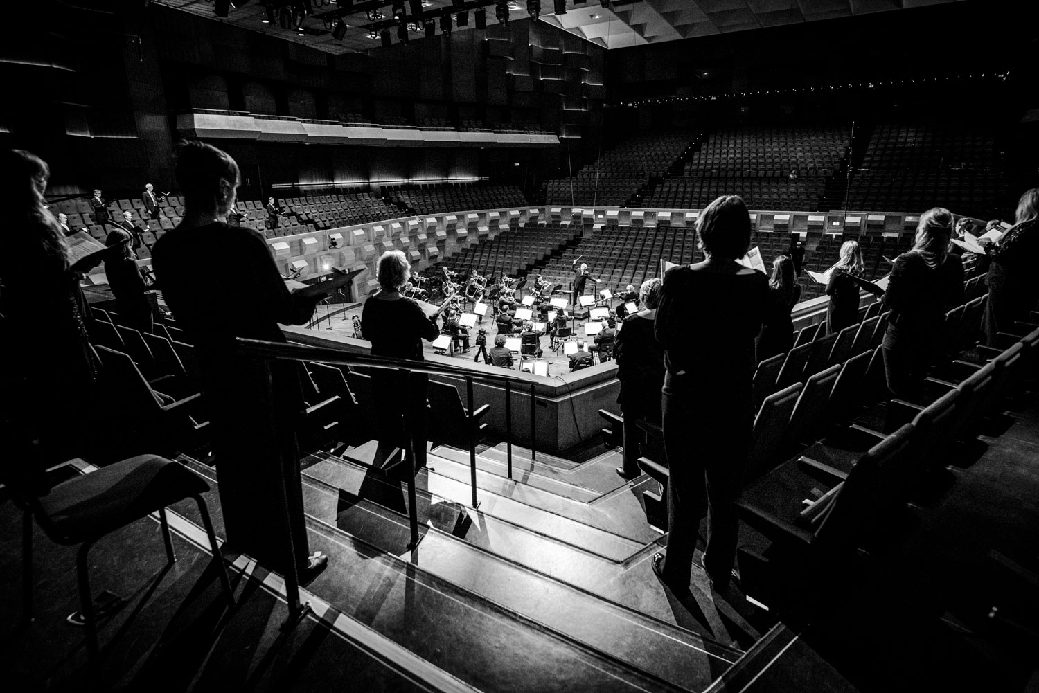 Het Rotterdams Philharmonisch Orkest in samenwerking met het Groot Omroepkoor op 1,5 meter.