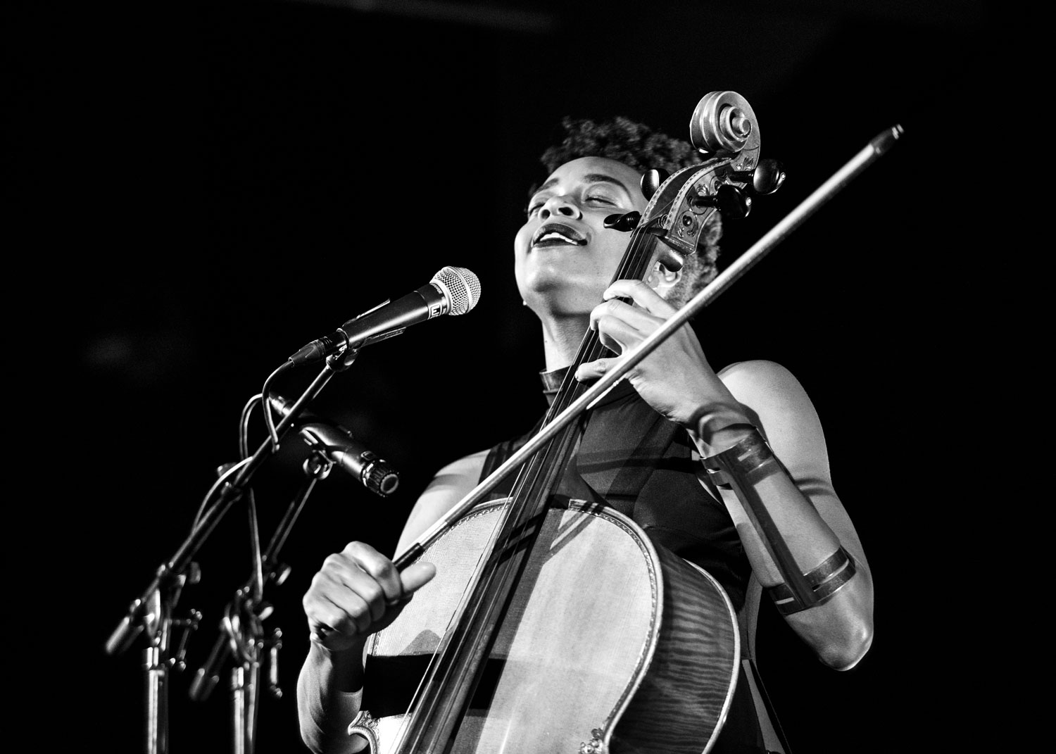 Cellist Ayanna Witter at Rotterdam Jazz International Festival 2019 door fotograaf Karen van Gilst