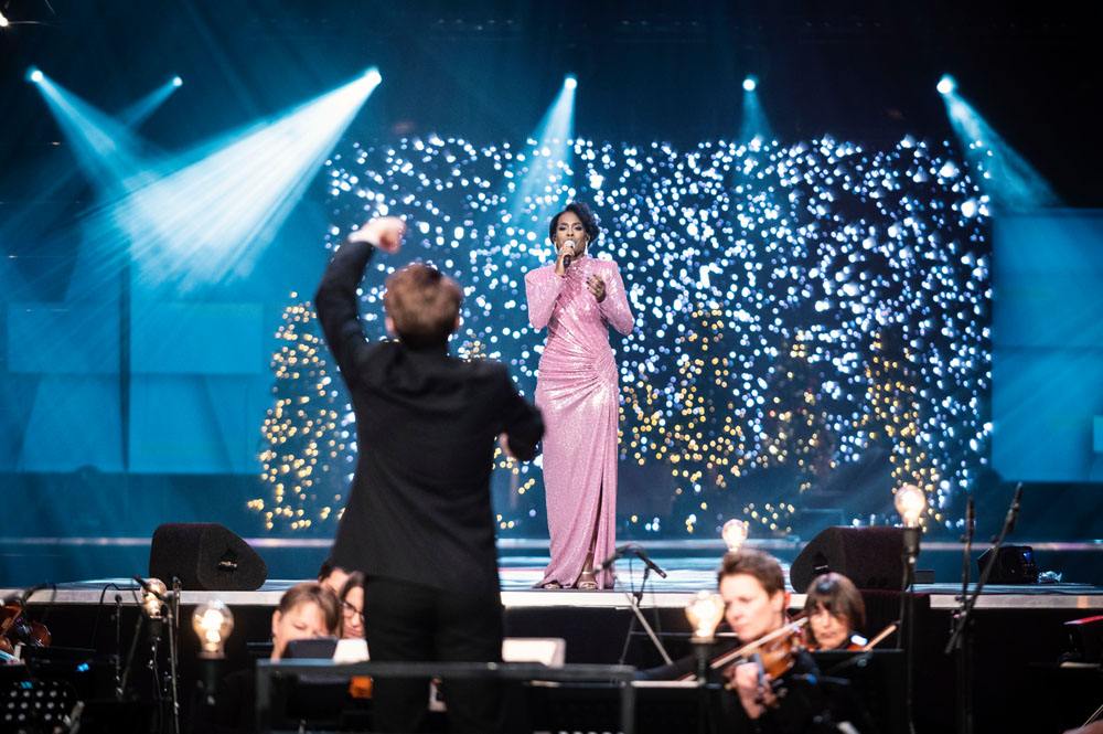 Het Rotterdams Philharmonisch Orkest met Nyassa Alberta tijdens 'A Musical X-mas for You' in Ahoy Rotterdam. Gefotografeerd door fotografe Karen van Gilst