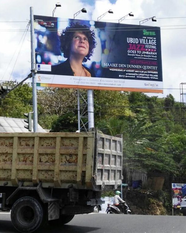 Maaike den Dunnen in Indonesie op een billboard door Karen van Gilst